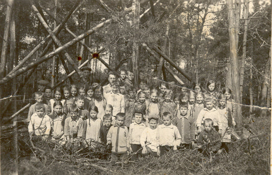 Historische Aufnahme einer Schulklasse aus Hebstahl am Aussichtsturm auf der Sensbacher Höhe um 1932.